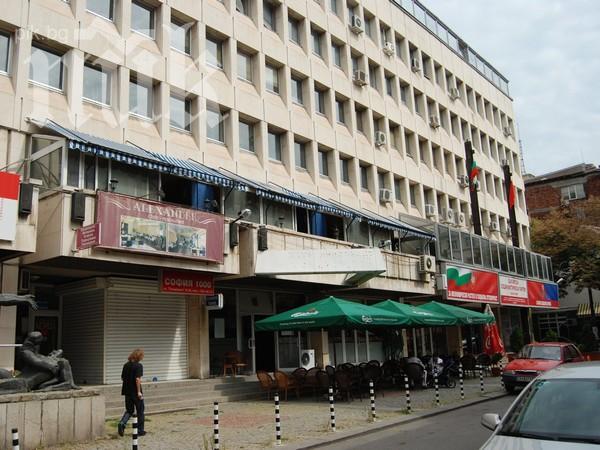 С 30 минути закъснение Кадиев все пак дойде на Позитано 20