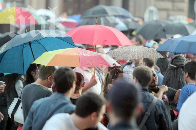 Протестиращите намаляха с две трети