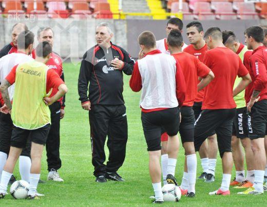 Христо Стоичков чака ЦСКА на базата си в Етрополе