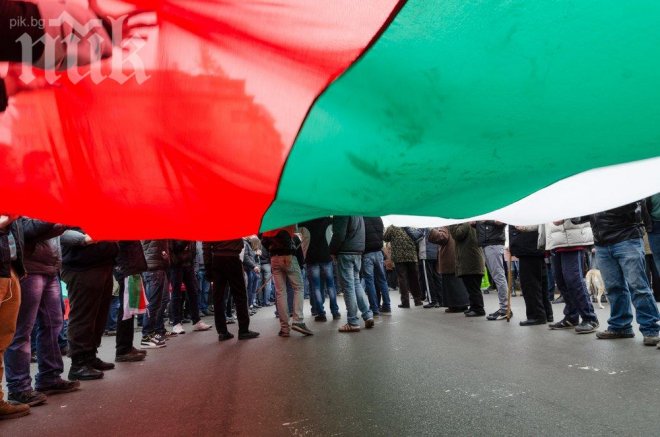 Около 500 протестиращи вече са пред Министерския съвет