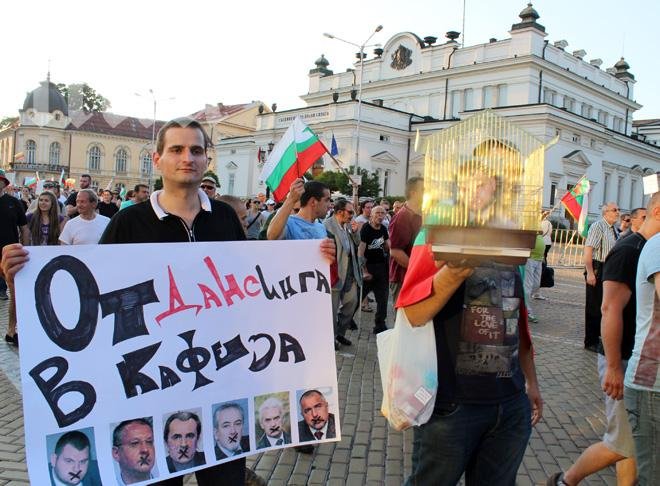 Протестиращите към властта: Чака ви съдбата на Чаушеску