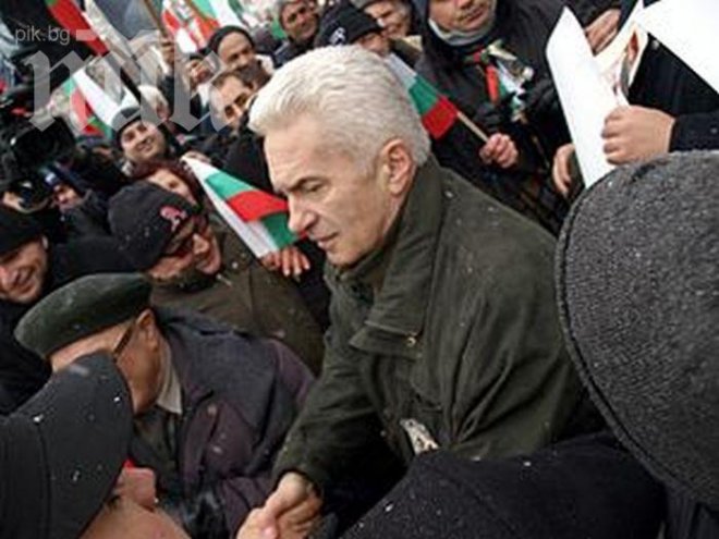 Протестиращи пресрещат Волен и го нападат: Извини се, бе, боклук!