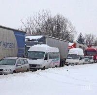 Заради лошото време: Стотици камиони блокирани на „Дунав мост”