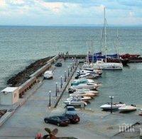 Продават на търг изоставен кораб във Варна