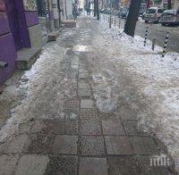 Заледени улици и тротоари очакват варненци тази сутрин