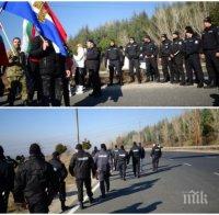 ОТ ПОСЛЕДНИТЕ МИНУТИ: Полицията си свърши работата - не позволи на шепа протестиращи да затворят Е-79 (СНИМКИ)