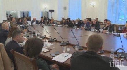 депутатите социалната комисия събират извънредно заседание