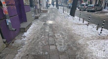 заледени улици тротоари очакват варненци сутрин