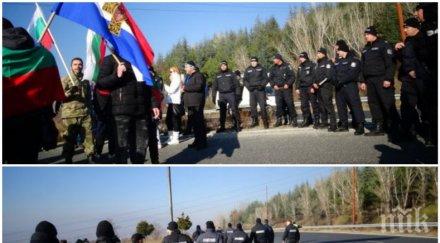 последните минути полицията свърши работата позволи шепа протестиращи затворят снимки