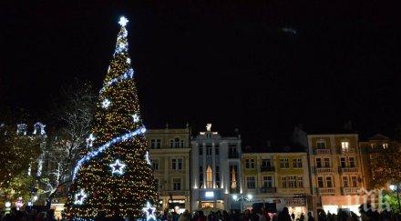 празнично палят светлините елхата центъра пловдив