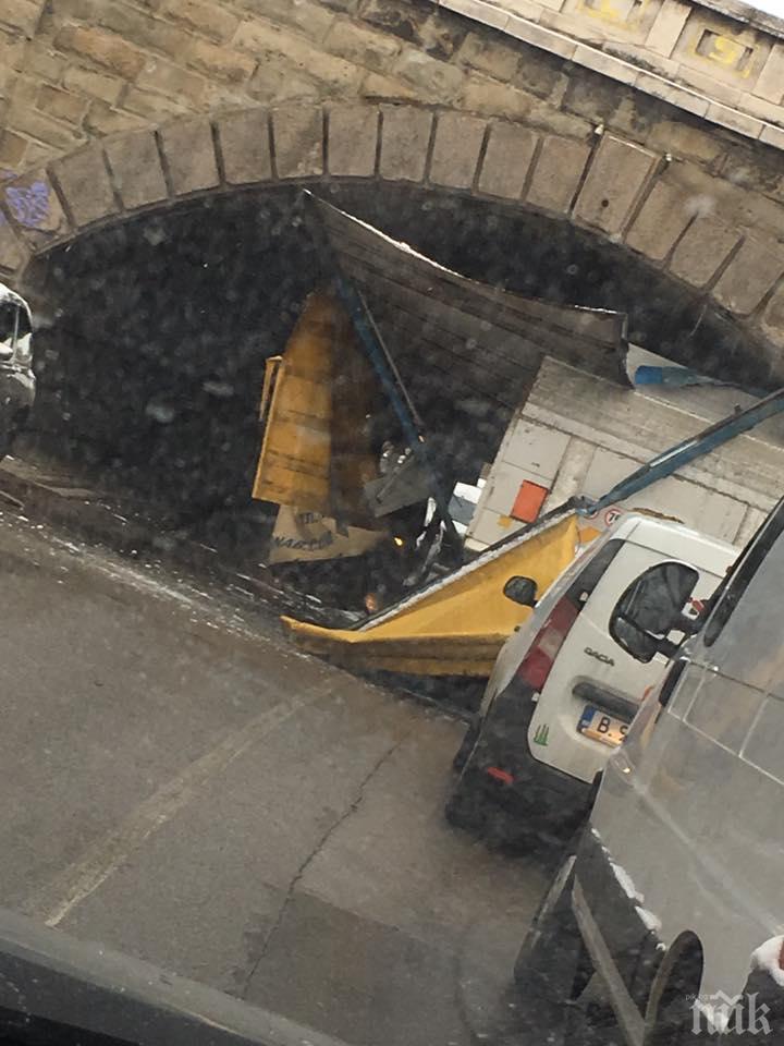 ИЗВЪНРЕДНО В ПИК: Екшън на Сточна гара, движението е блокирано - камион се заклещи в тунела (СНИМКА)