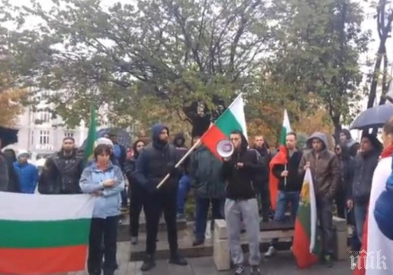 РАЗВРЪЗКА: В Сопот и Карлово играха хоро пред полицаи, но свиха знамената