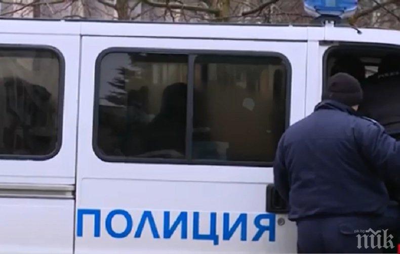 КАТО НА КИНО: Зрелищен арест в центъра на Петрич, двама по очи на земята