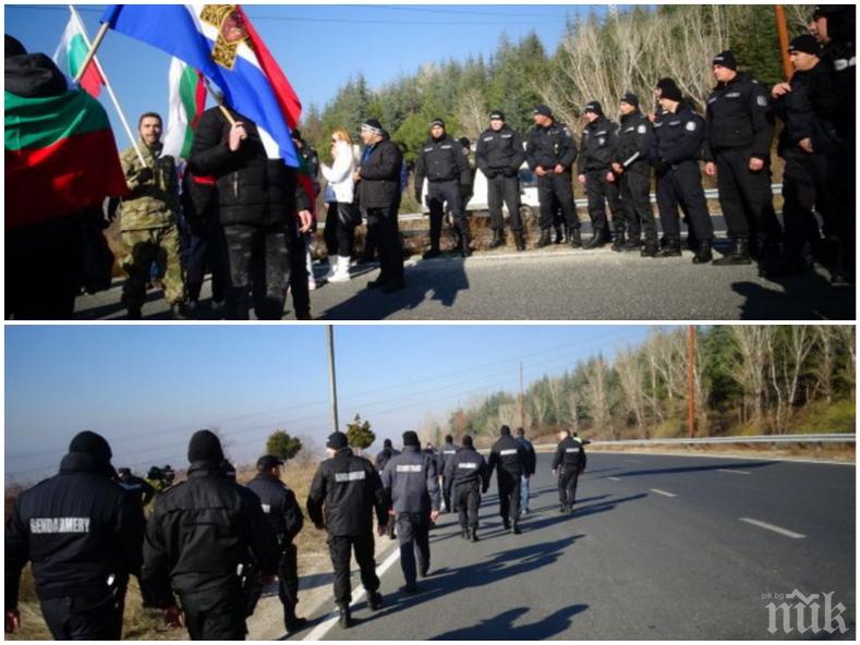 ОТ ПОСЛЕДНИТЕ МИНУТИ: Полицията си свърши работата - не позволи на шепа протестиращи да затворят Е-79 (СНИМКИ)