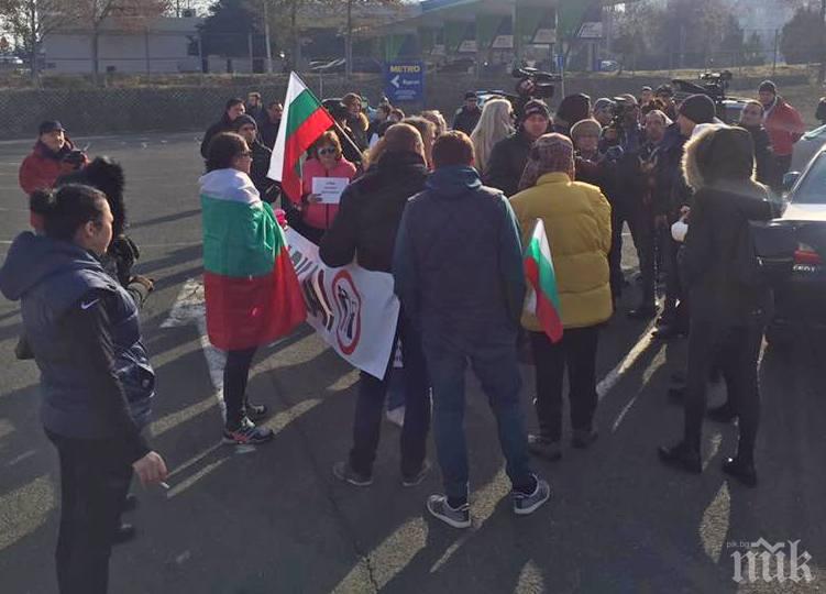 Вял протест в Бургас, полицаи пазят няколко души