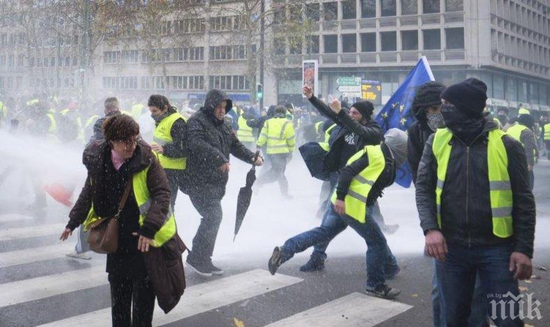 Разгониха с водно оръдие протестиращи срещу бедността в Брюксел
