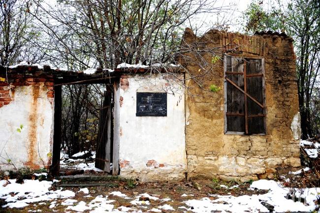Къщата на поета Николай Хрелков тъне в разруха