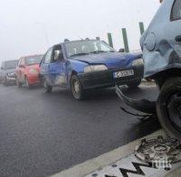 ОТ ПОСЛЕДНИТЕ МИНУТИ: Тежка верижна катастрофа с 10 коли в Бургас, мелето затапи възлов надлез