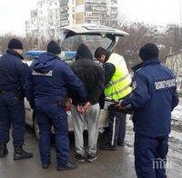 ЕКШЪН: Патрулки гониха джигит с Пежо, той нашамари едно от ченгетата 