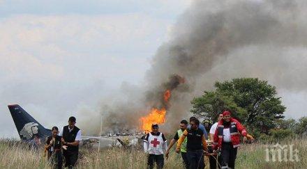 четирима загинали лекомоторен самолет падна жилищна сграда мексико