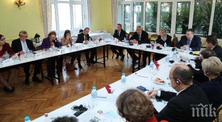 първо пик борисов работна закуска посланиците снимки