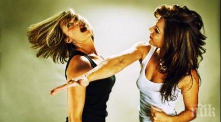 женски бой спор кражба животно