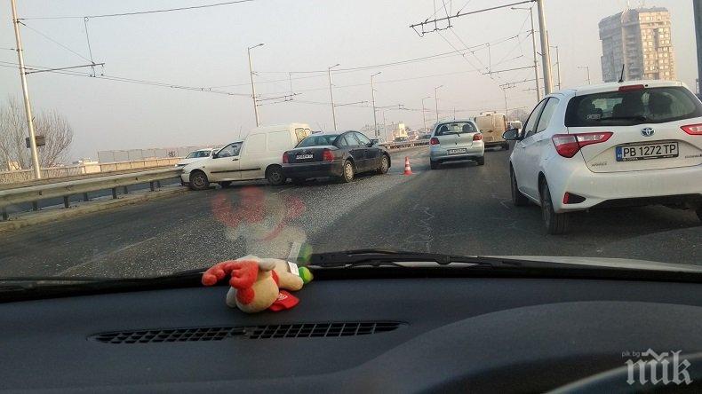 Две катастрофи с шест коли на заледения надлез Родопи в Пловдив предизвикаха километрични задръствания (СНИМКИ)