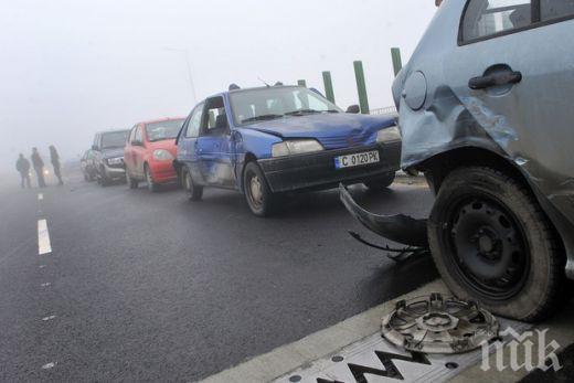 ОТ ПОСЛЕДНИТЕ МИНУТИ: Тежка верижна катастрофа с 10 коли в Бургас, мелето затапи възлов надлез