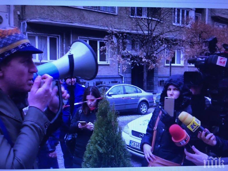 Пореден бутиков протест пред Столична община. Журналистите повече от протестиращите
