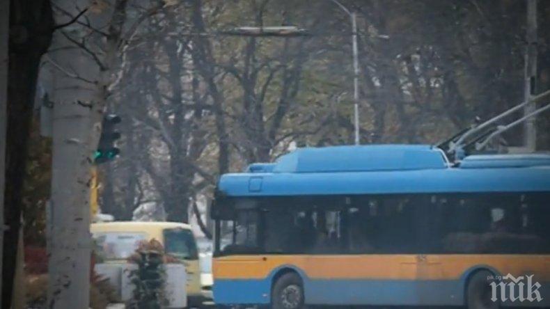 В София обработват спирките на градския транспорт заради заледяванията
