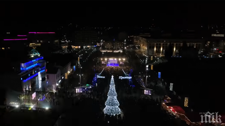 Коледната елха в Бургас грейва на големия концерт за Никулден