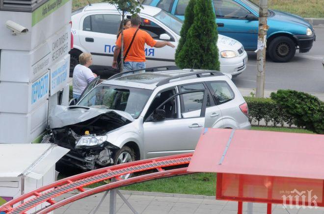 ПЪРВО В ПИК: Зверска катастрофа блокира Цариградско - тапата е страшна
