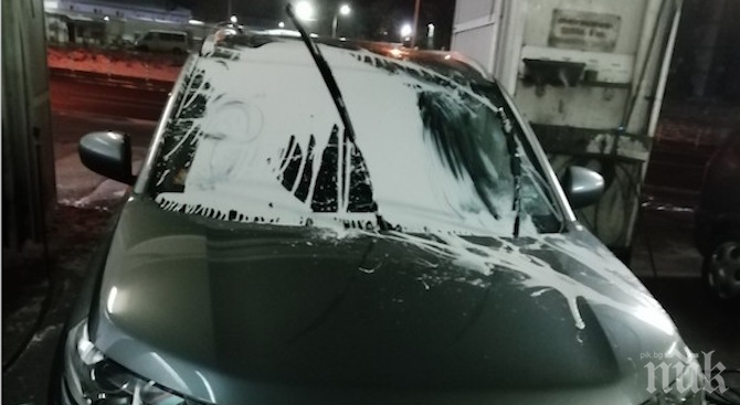 ВЕНДЕТА В СОФИЯ: Маскирани заляха с блажна боя две коли в Сухата река (СНИМКИ)