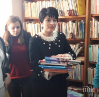 Десислава Атанасова дари книги на читалището в село Труд