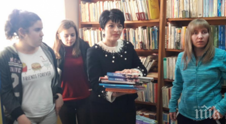 десислава атанасова дари книги читалището село труд