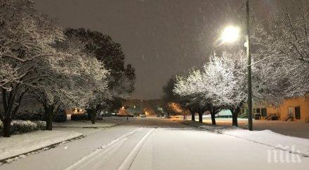 300 000 без ток 1300 отменени полета заради снежна буря сащ