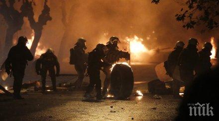 сблъсъци атина маскирани хвърлят бомби подпалиха автомобили