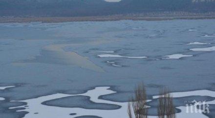 лед скова езерото сребърна