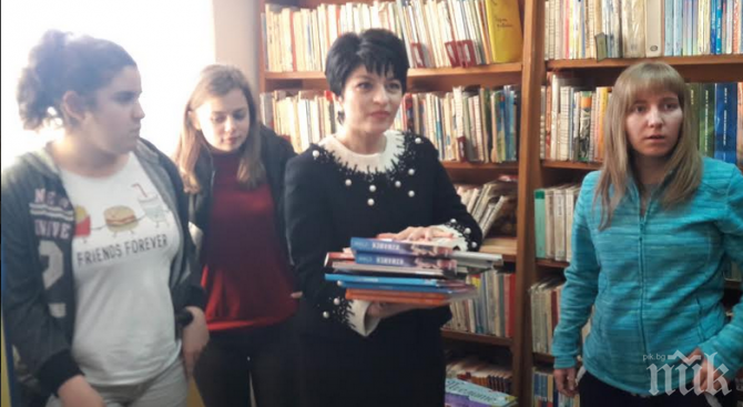 Десислава Атанасова дари книги на читалището в село Труд
