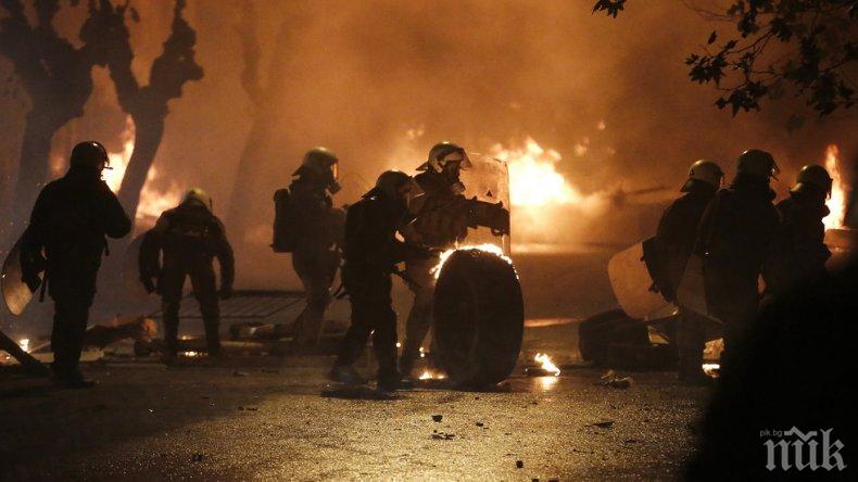 СБЛЪСЪЦИ В АТИНА: Маскирани хвърлят бомби, подпалиха автомобили