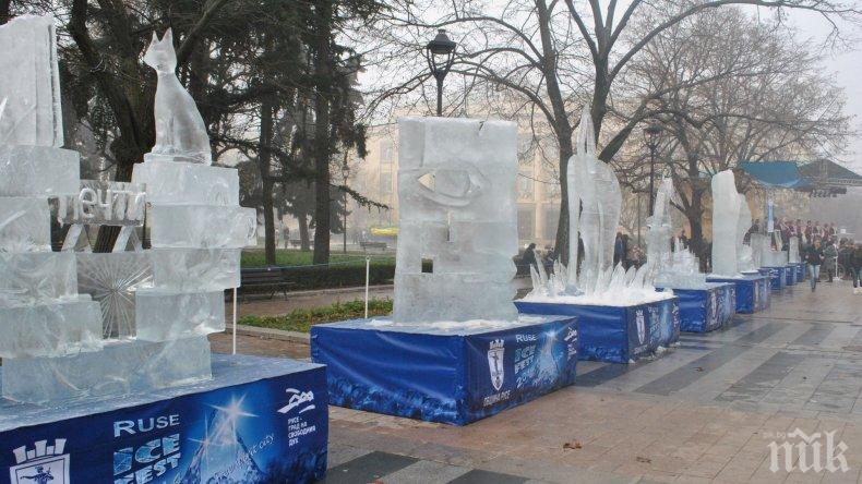 Фестивал на ледените фигури събра хиляди туристи в Русе