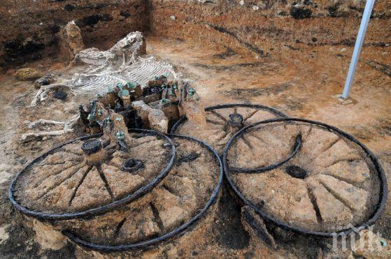 СЕНЗАЦИЯ: Златна колесница на 2500 години откриха в Китай