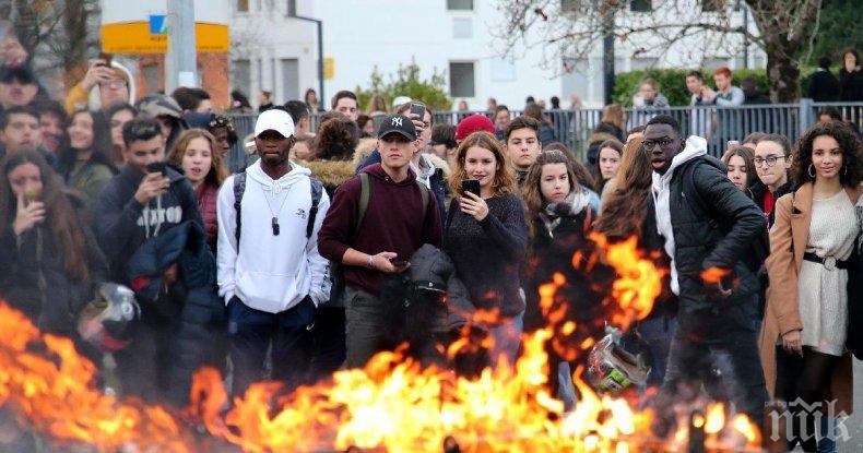 Стотици ученици и студенти задържани при протести във Франция
