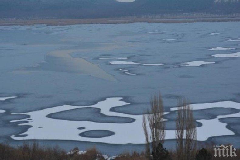 Лед скова езерото Сребърна