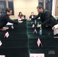 Илиан Тодоров води китайски туристи в Софийска област