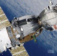 Руски космонавти от МКС взеха проби от дупката на кораба 