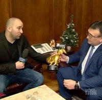 Вътрешният министър Младен Маринов се похвали: Получих златен скункс от Боби Ваклинов (СНИМКА)