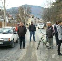 Скандал във Велинград - асфалтират улица върху снега