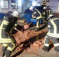 Един тон шоколад заля германска улица, пожарникари се борят със сладкото бедствие (СНИМКИ)