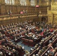 Британският парламент се събира на спешен дебат във връзка с отлагането на гласуването за Брекзит